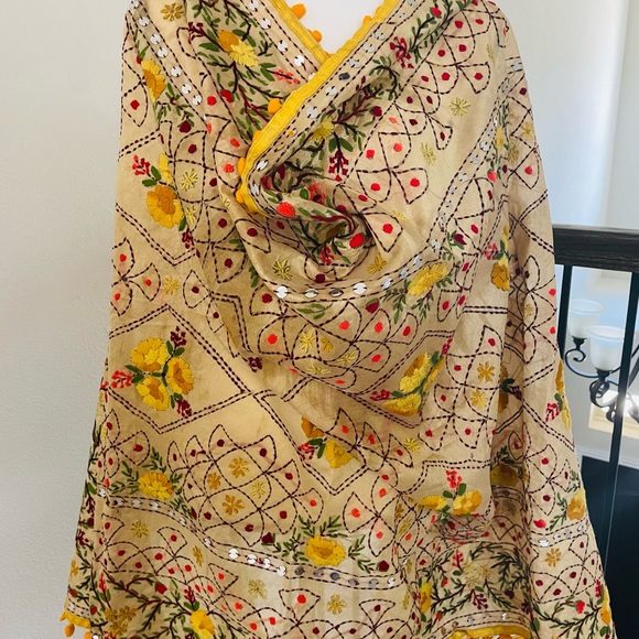 Pulkari Dupatta - Picture 3 of 4